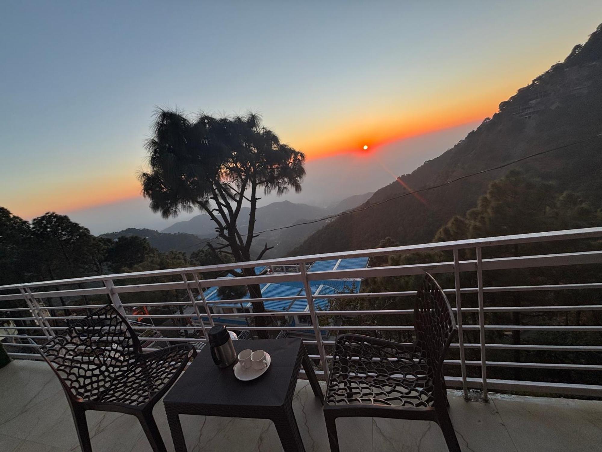 Urban Wave 2Bed Rooms By The North Edge Kasauli Exterior photo